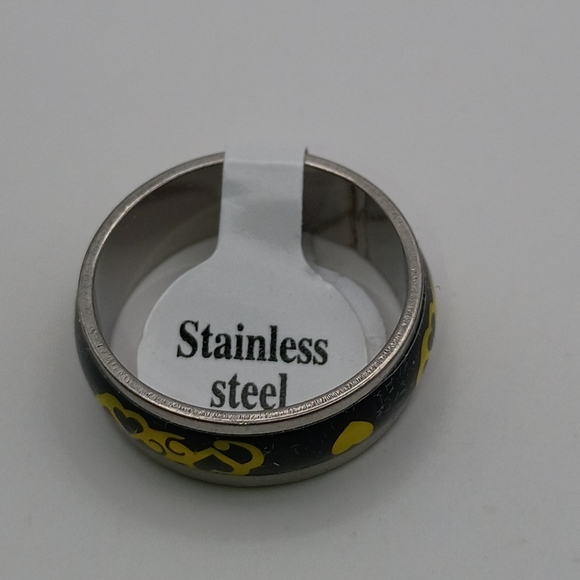 Stainless Steel Black and Yellow Heart Ring Band Size 8.5 - Picture 3 of 3